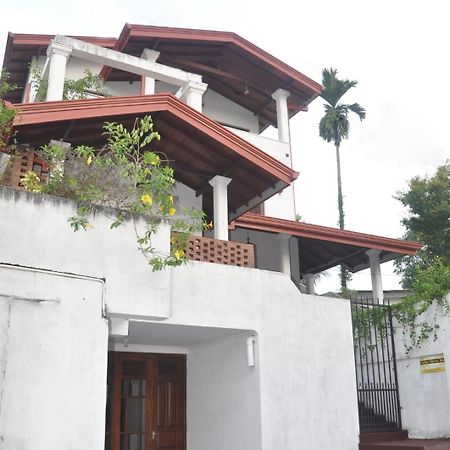 Golden Shower Inn Kandy Exteriör bild